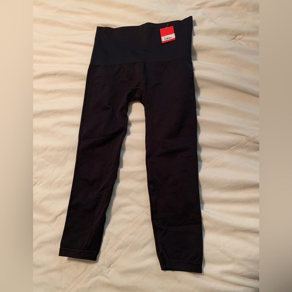 Spanx cropped leggings in very black size 1X